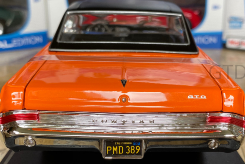 1965 Pontiac GTO Classic Orange Car Maisto 1:18 Scale Diecast Model Car
